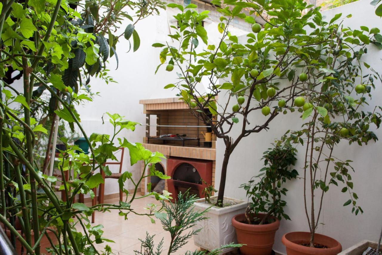 Psyri Neoclassical House Yard Free Parking เอเธนส์ ภายนอก รูปภาพ