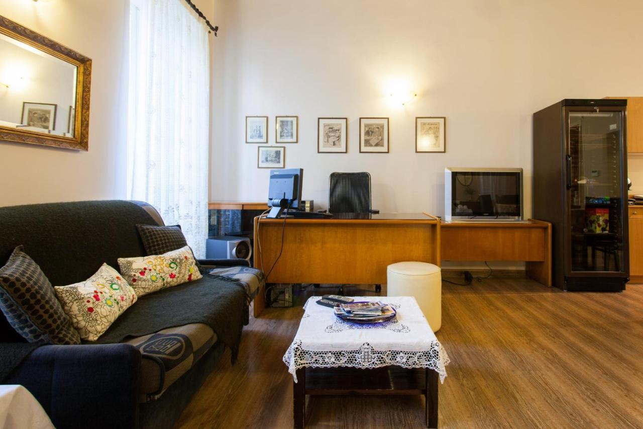 Psyri Neoclassical House Yard Free Parking เอเธนส์ ภายนอก รูปภาพ
