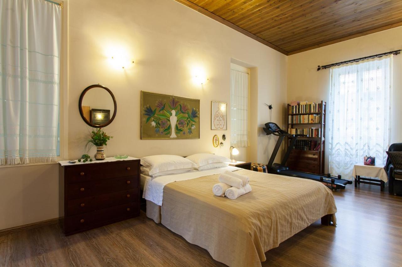Psyri Neoclassical House Yard Free Parking เอเธนส์ ภายนอก รูปภาพ